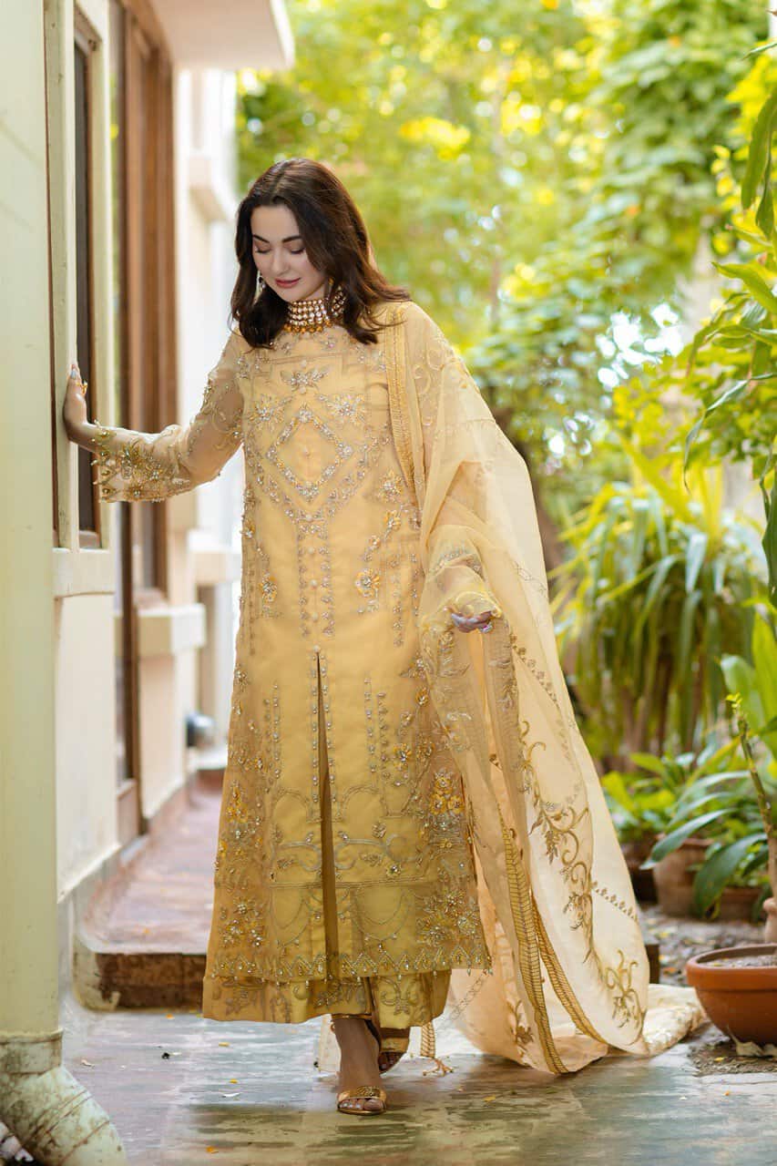 T. Edit | Chic happens!😍 Hania Amir dazzles in this gorgeous green silk  maxi dress 👗 @haniaheheofficial #HaniaAamir #TEdit | Instagram